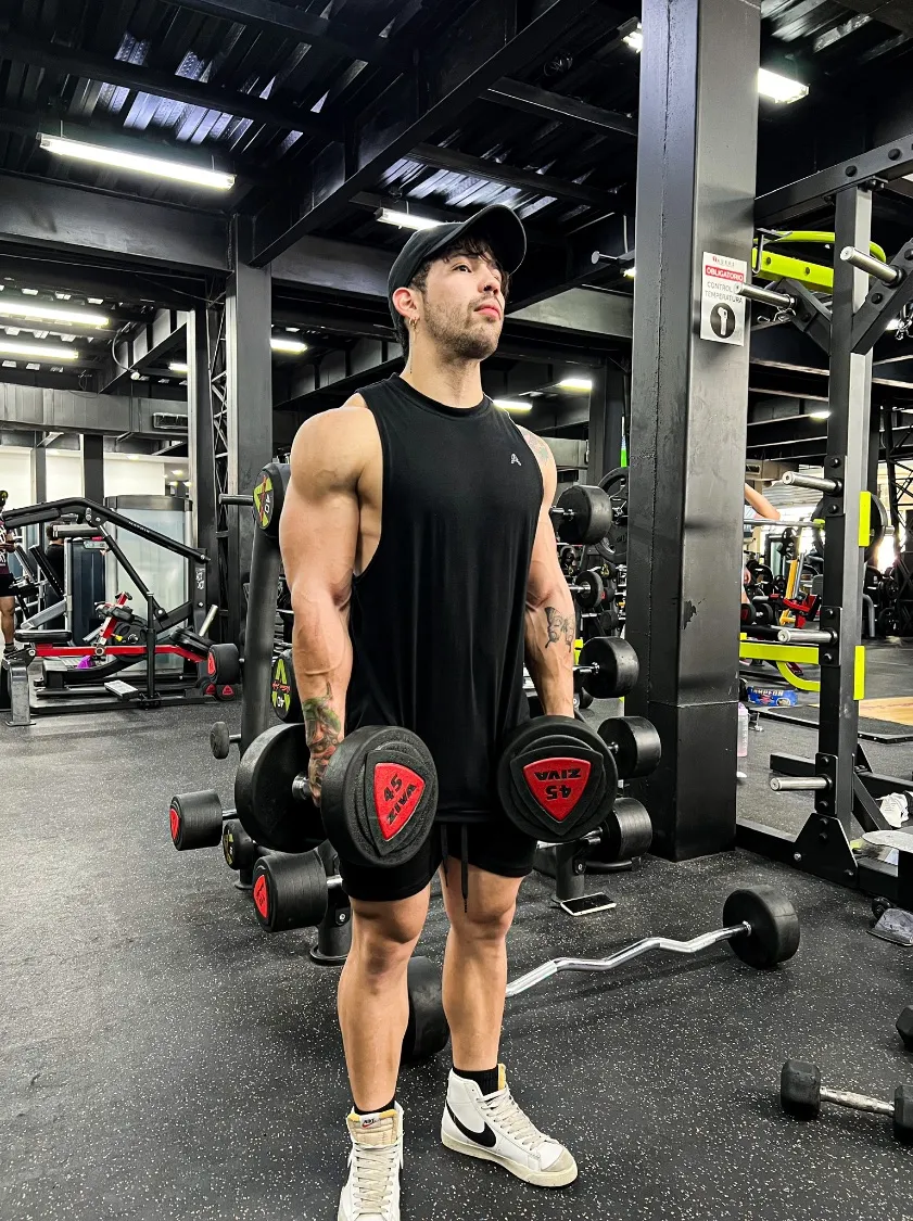 Cristihan entrenando con mancuernas