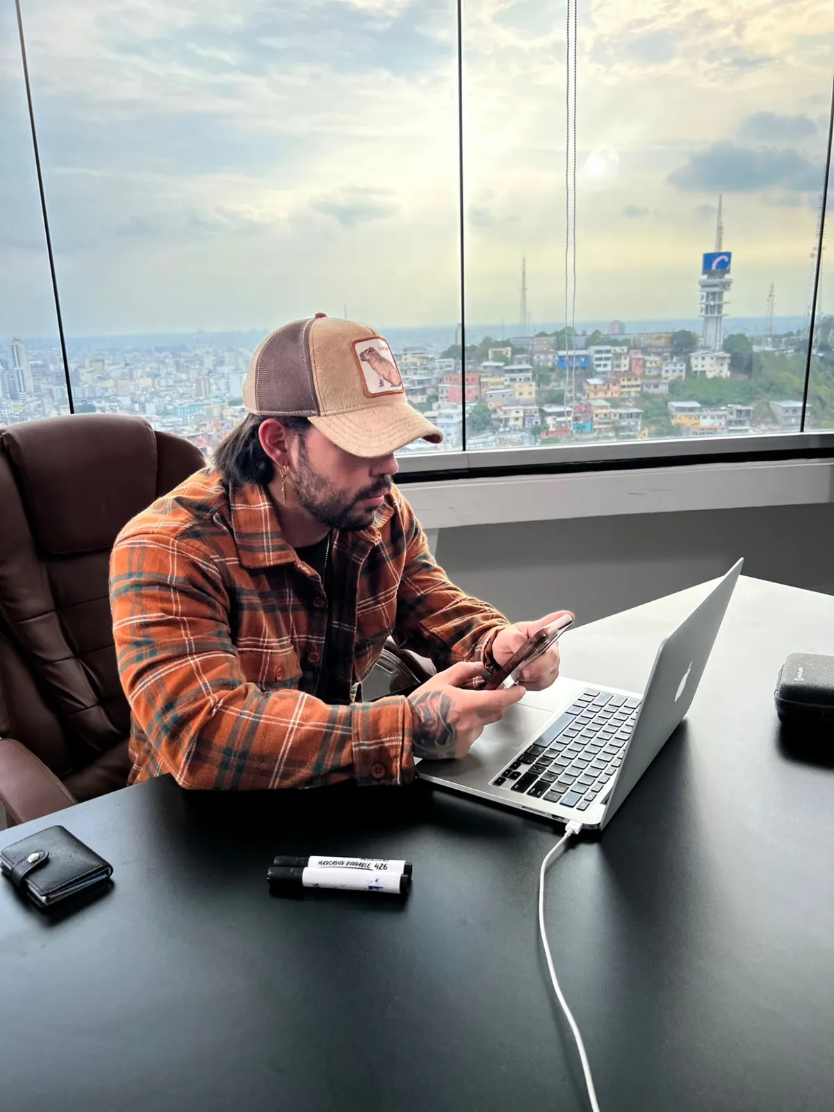 Cristihan diseñando planes personalizados desde su oficina